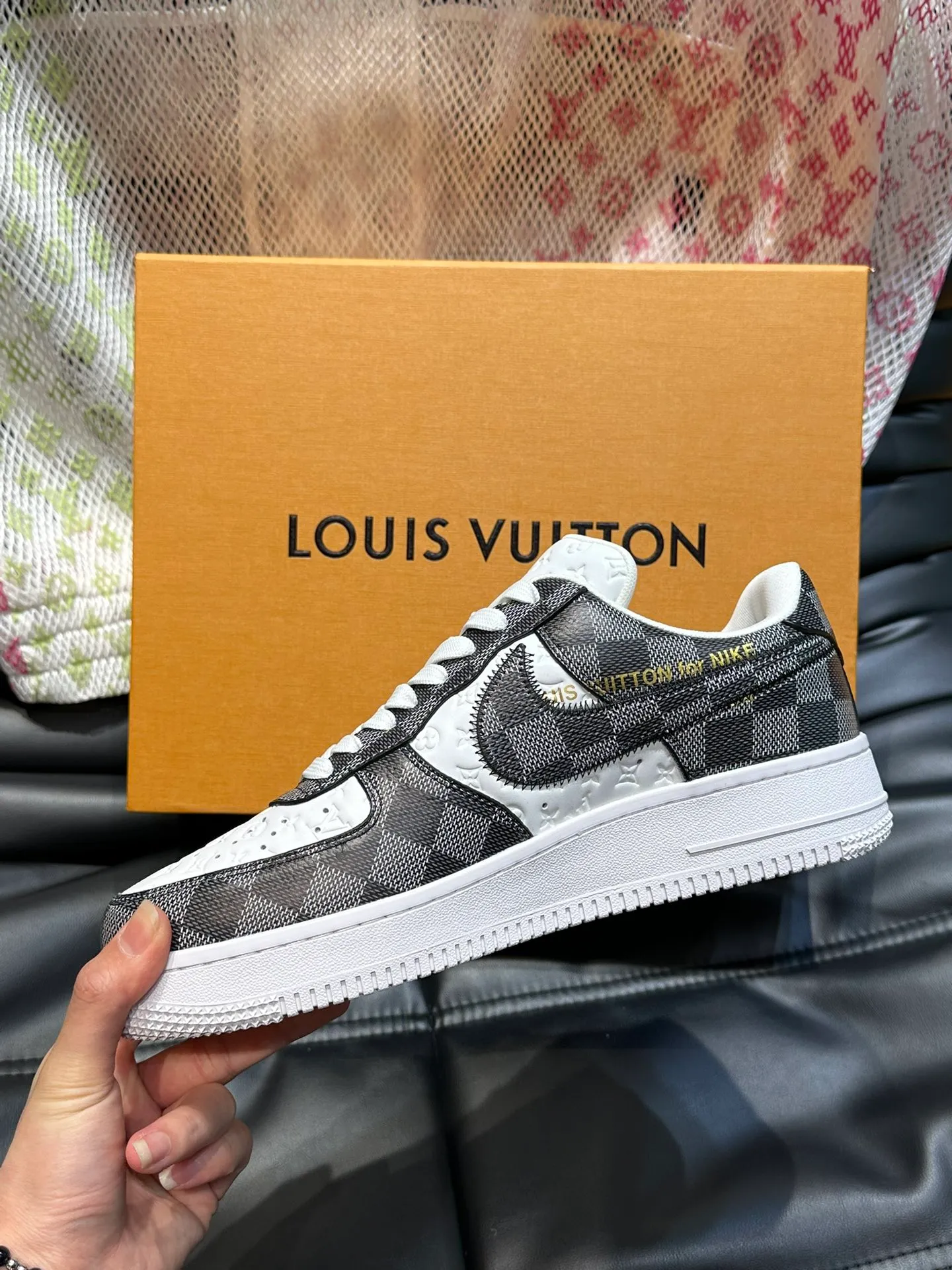 p440《*OUIS *UITTO*》x OFF-WHITE x Nike tripartite collaboration! Trendy and cool men's casual sports shoes with unrivaled color matching. The design idea basically continues the style of THE TEN. The Swoosh line and tongue label have a very familiar visual effect and are both fashionable and trendy! A must-have for fashionistas! The effect on your feet is absolutely stunning!  Size: 39-45